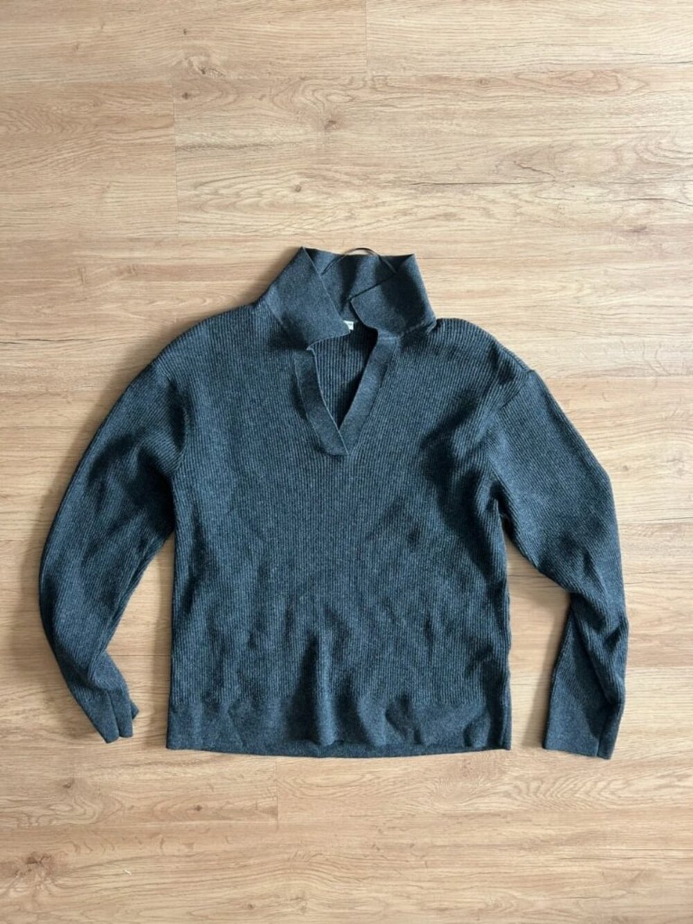 Gray Ribbed Knit V Neck Polo Sweater Women’s Size M